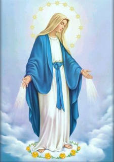 Egy kép Szűz Máriáról, aki kék és fehér ruhában egy felhőn áll