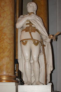 Egy fénykép az oltárnál lévő Szent Imre szoborról