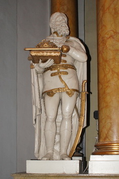 Egy fénykép az oltárnál lévő Szent István szoborról
